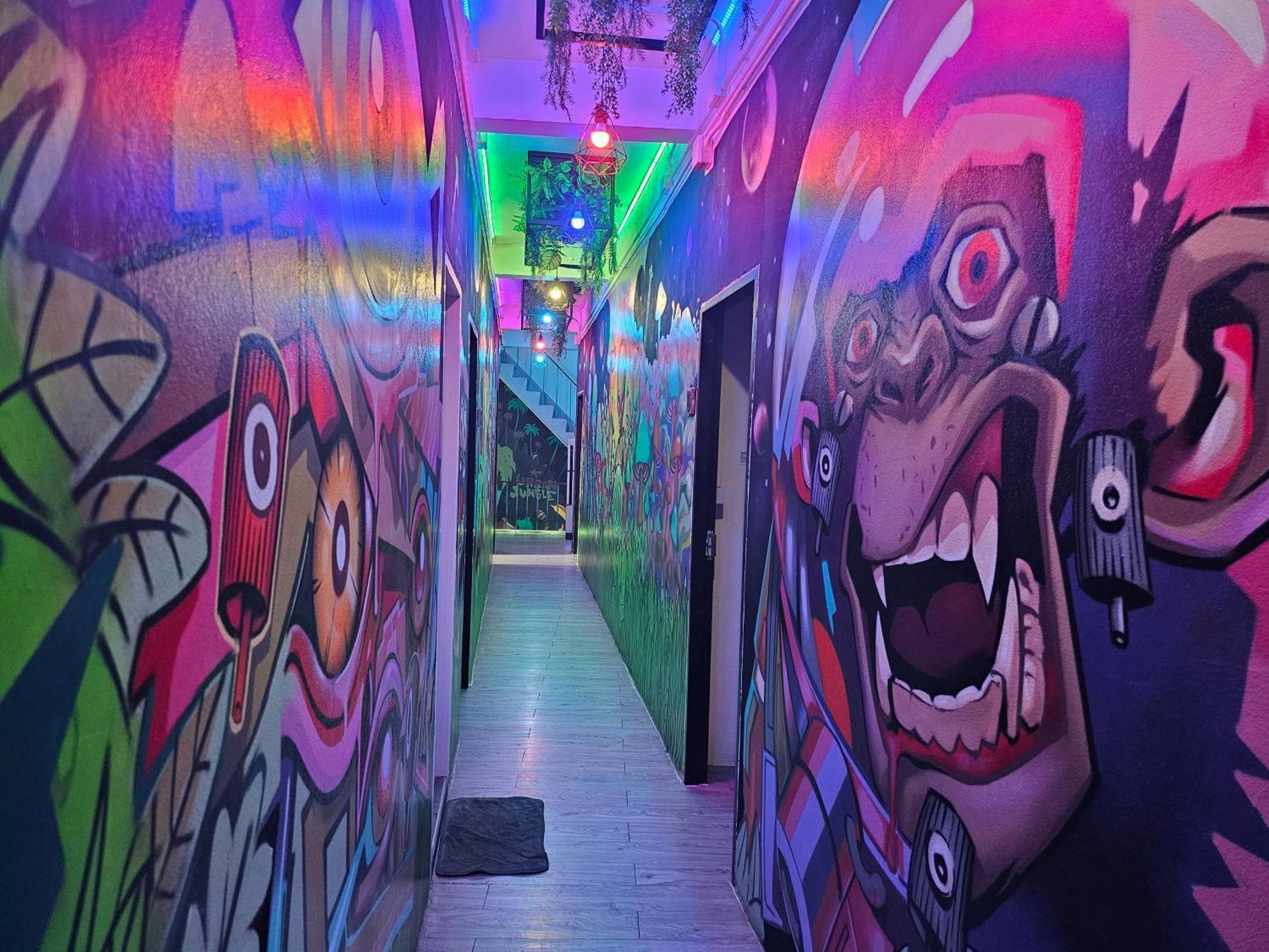 Urban Jungle Hostel Bangkok Exterior photo