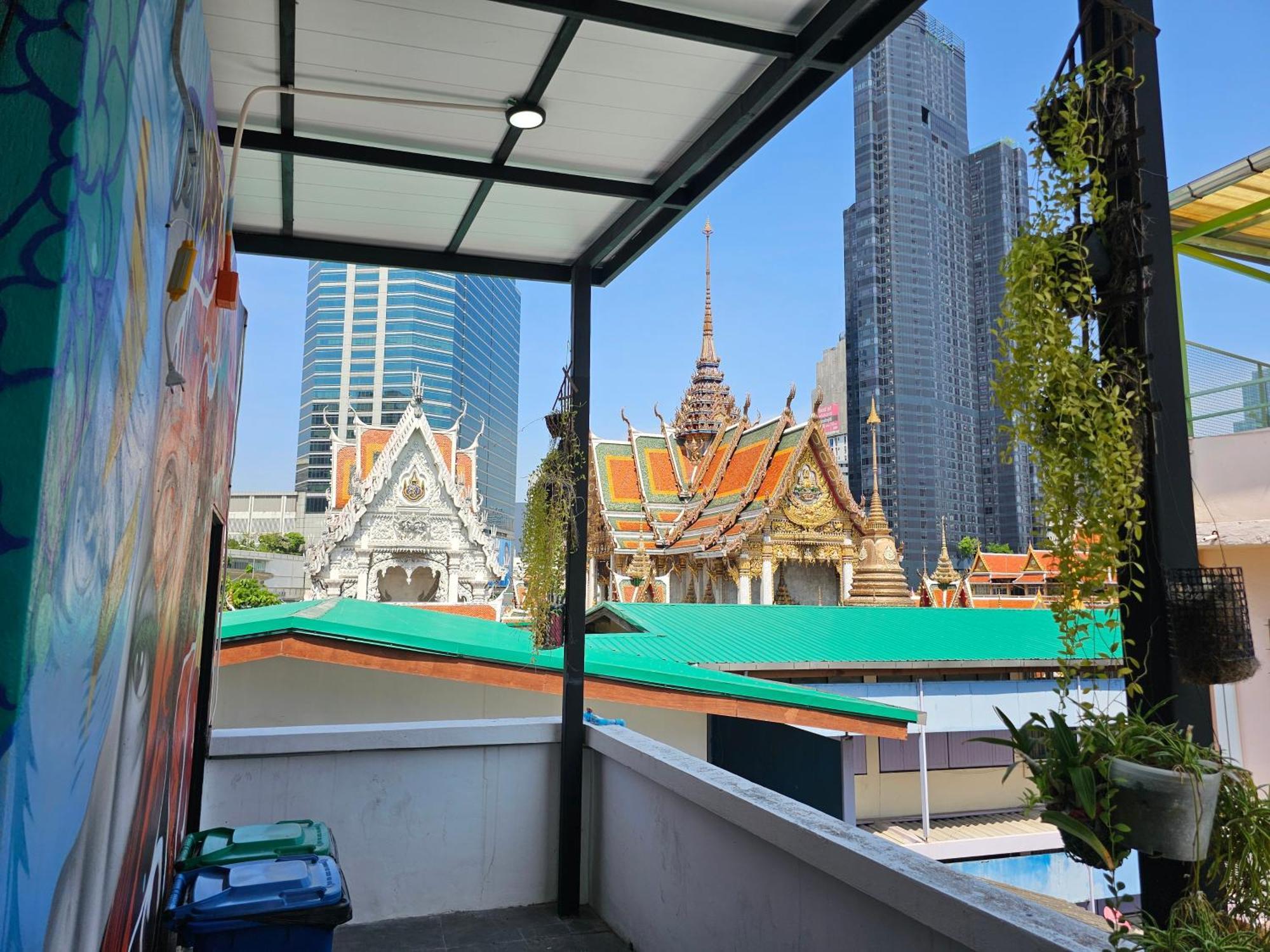 Urban Jungle Hostel Bangkok Exterior photo